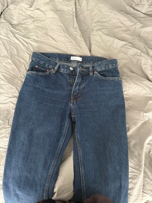 Blåa raka jeans från Gina - Säljer blåa raka jeans från Gina Tricot. Superfina! 