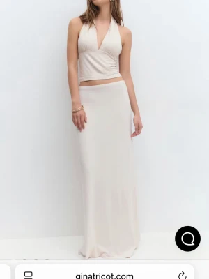 Gina Tricot kjolar - Jag säljer två superfina kjolar från gina tricot. Aldrig använda. En säljs för 200, båda sälja för 300kr