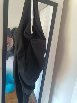Svart body  - Svart body i storlek M, aldrig använd, från shein, nytt skick