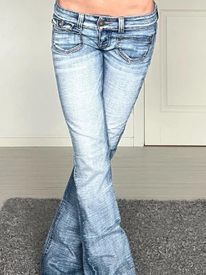 Jeans - Midjemått: 40cm rakt över, innerbenslängd: 84cm  återförsäljer då dem var förstora för mig 