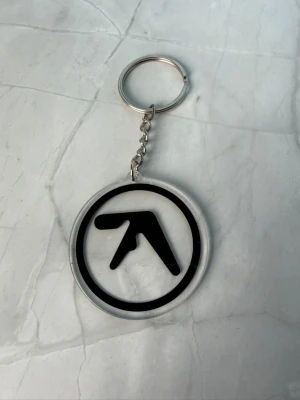 APHEX TWIN - acrylic keychain - ⭐️1pcs acrylic keychain ⭐️ ✨🤍 FREEBIES (godis & random stickers) ingår i alla beställningar över 70kr 🤍