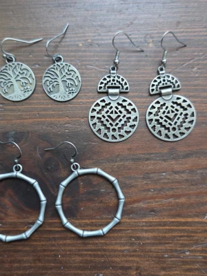 Tre par örhängen tennfärgade vintage goth livets träd bohem - Alla tre paren ingår. Nya, oanvända örhängen i tennfärgad metall. Material: zinklegering. 