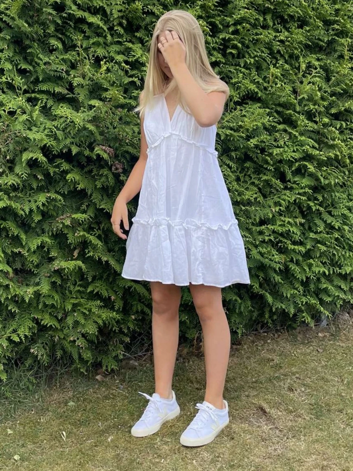 Vit volangklänning med v-ringning från H&M