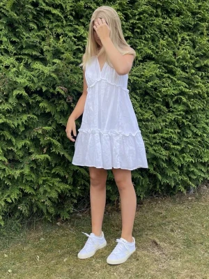 Vit volangklänning med v-ringning från H&M - Väldigt fin klänning till salu, som jag fått många komplimanger av❤️