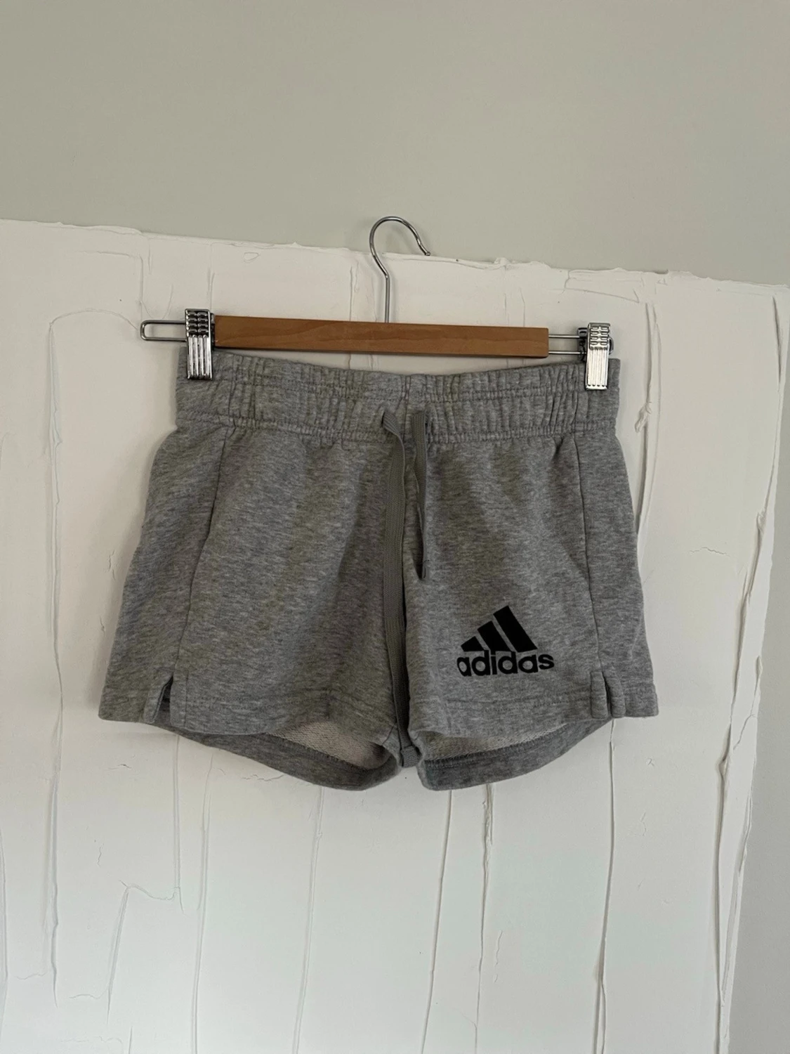 Grå shorts från Adidas med snörning