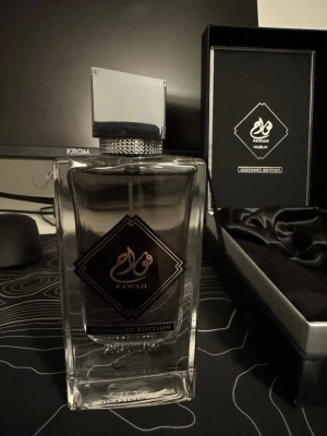 Fawah Nusuk Midnight Edition parfym - Exklusiv parfym från Fawah Nusuk, Midnight Edition. Flaskan är rektangulär i klart glas med silverfärgat lock och detaljer. Förpackningen är svart med silvermönster och elegant design. Perfekt för dig som gillar lyxiga och unika dofter.