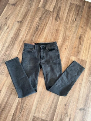 Acne Studios - Jeans - Snygga svarta skinny jeans med klassisk femficksdesign och dragkedjegylf. Jeansen har en tight passform och är tillverkade i ett stretchigt material som sitter bekvämt hela dagen. Perfekta till en avslappnad streetstyle-look.