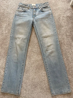 Ljusblå raka jeans från Neuw - Ljusblå jeans från Neuw med raka ben och klassisk design. Jeansen har en vintage tvätt och är tillverkade i denim med snygga detaljer vid midjan. Perfekt för dig som gillar en avslappnad och tidlös look. Nypris: 749kr