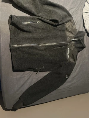 Svart teddyjacka  från Maya Delorez - Snygg svart teddy jacka från Maya delorez. Använd fåtal gånger och i väldigt fint skick. Nypris 1299 kr