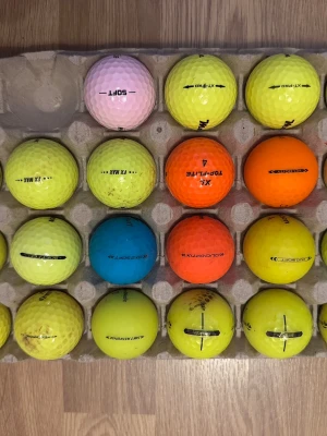 Golfbollar färgade 22st - Blandade märken på golfbollar i olika färger 