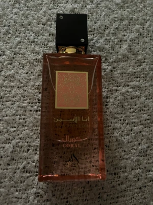 Lattafa Ana Abiyedh Coral - Endast testad, förvarad mörkt för parfymens bästa. Lådan finns ej kvar. Pris kan diskuteras 