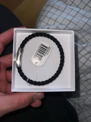 Svart flätat armband John Henric - Armband från John Henric, aldrig använt då det inte passar mig. Nypris: 399