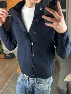 Stickad cardigan med knappar  - Varm och skön perfekt nu i vinter! Mått: A:53 B:38 C:40 D:60 Skriv vid fundering ✌️