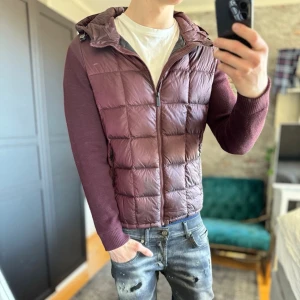 Massimo dutti cardigan - Bra skick, lite smuts på magen bara! Passar dig som är mellan 175-185 ungefär. Storlek L men sitter som M Modellen är 185 cm, 75kg. Sänkta priser på köp av fler varor! Skriv för mer information🤝