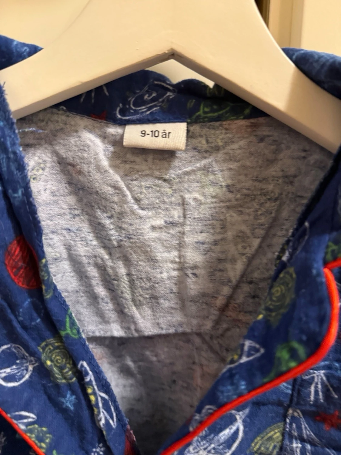 Blå pyjamas med rymdmotiv - 3