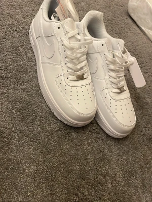 Nike Air Force 1 vita sneakers - Säljer helt oanvända Air Force 1. Storleken är 44. Skorna är aldrig använda och har även kvar plasten inuti. 
