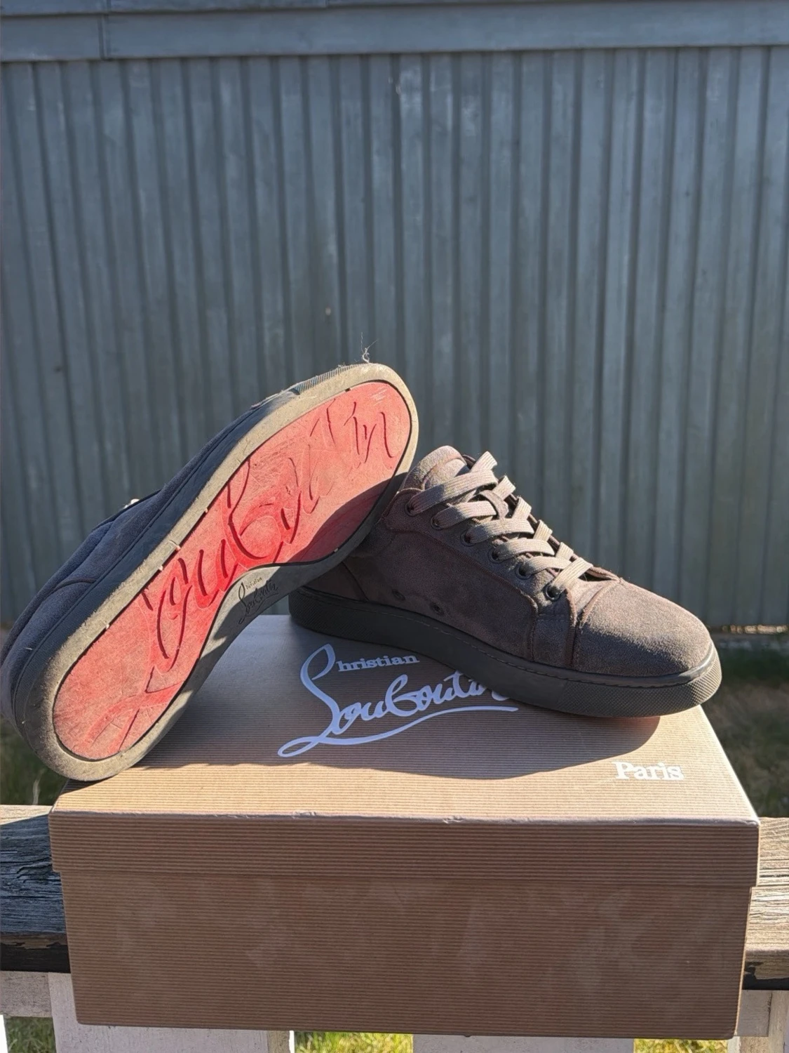 Gråa Louboutin sneakers med röd sula