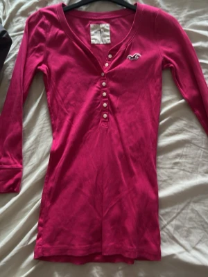 Hollister Henley  - Hot pink Rosa Hollister henley topp, storlek S. Mycket bra skick. 