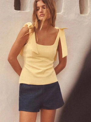 Gul linnetopp med knytband - Supersöt ljusgul linnetopp med breda axelband som knyts i rosetter. Toppen har en figurnära passform och fyrkantig ringning. Från Zara💕