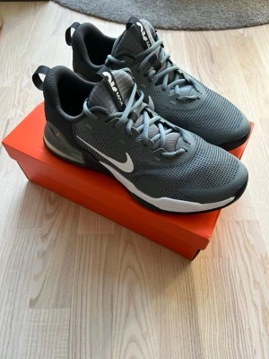 Nike Air Max grå sneakers - Nike Air Max Alpha Trainer 5. Helt nya endast testade! 