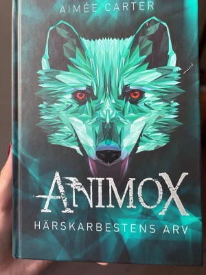 Bok - Animox: Härskarbestens arv - En väldigt spännande och lättläst bok, perfekt till sommaren! Animox: Härskarbestens arv av Aimée Carter är en spännande fantasybok där vi dras in i en magisk värld i första delen i serien om han som kan förvandla sig till djur, Simon Thorn.