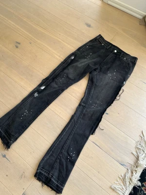 Flared jeans från Sumwon - Nyskick. Pris kan sänkas vid snabb affär 