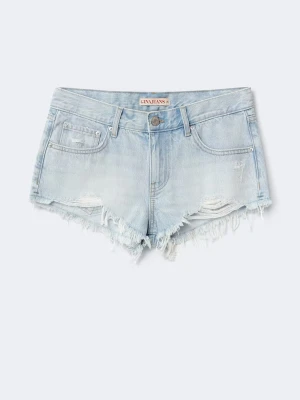 Ljusblå jeansshorts från Gina Tricot - Snygga ljusblå jeansshorts från Gina Tricot med fransig kant och slitna detaljer. Säljer då dom ej passade och ska beställa en storlek större. Aldrig använd, prislapp kvar!