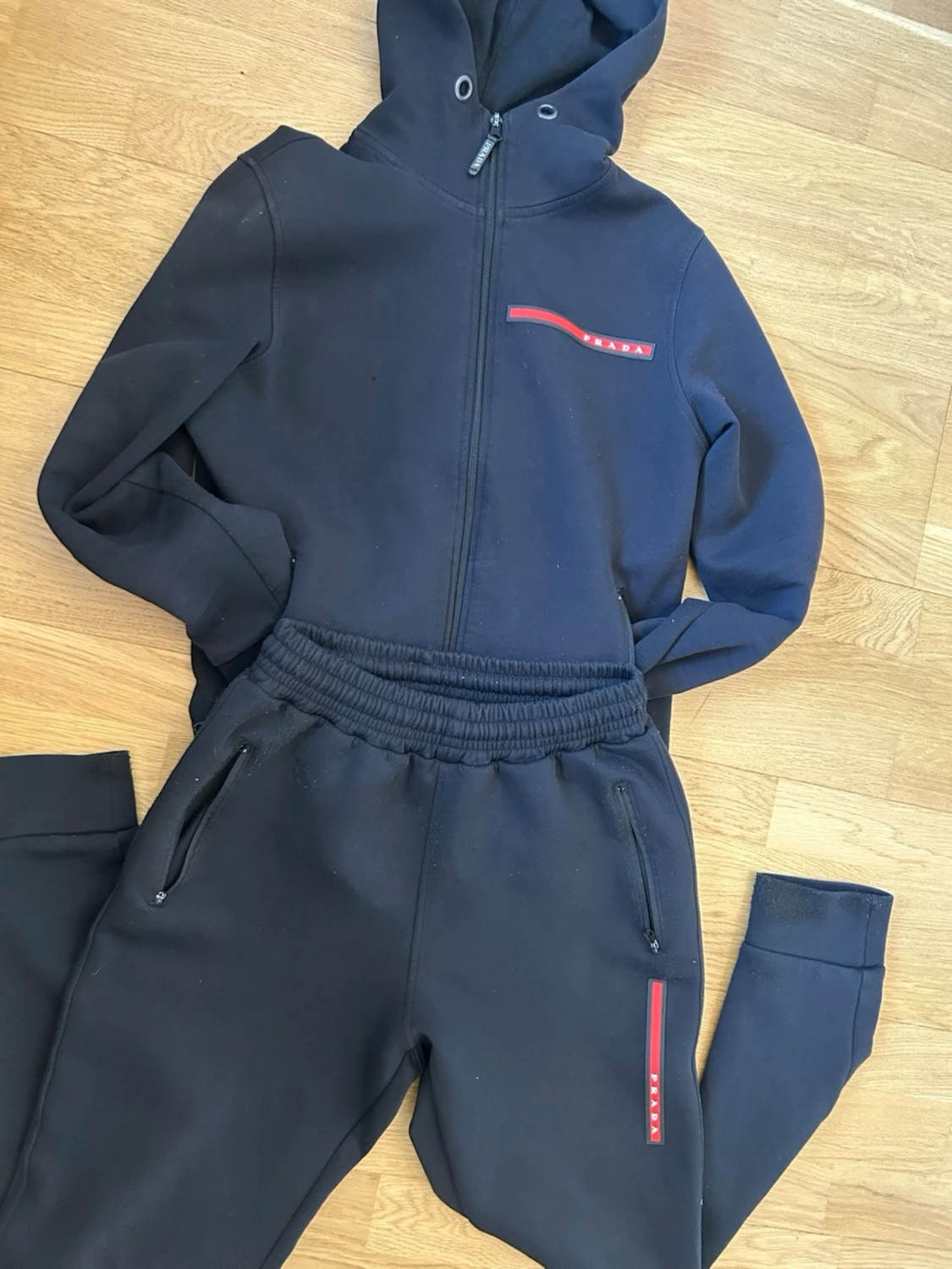 Svart set från Prada med huva