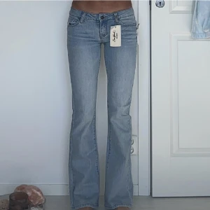 Zoo york jeans - Säljer mina favorit jeans då de tyvärr inte passar längre, köpta från Plick🩷fint skick men slitna längst ner på benen se bild.                                                          midjemått: 36cm, innerbenslängd: 80 cm