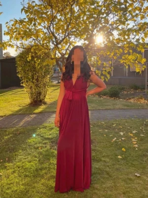 Vinröd balklänning - Såå fin vinröd balklänning, endast använd en kväll så helt som ny!🥰 Den är multi tie, alltså kan man knyta den hur man vill upptill! Alla bilder i annonsen är samma modell, men bara knutna olika!💋 Slutsåld på hemsidan, nypris 1300!💞💞 Länk till klänningen: https://www.bubbleroom.se/products/multi-tie-maxi-dress-wine-red