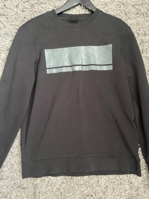 Hugo Boss - Svart Hugo boss tröja i s för endast 329kr. Priset är inte hugget i sten, skriv för frågor 