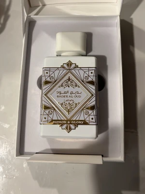 Lattafa parfym  - Lattafa parfym Bade’e Al oud god unisex parfym stark och håller länge, den är bara testad en gång 