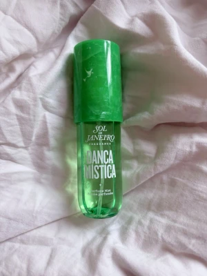 Sol de Janeiro Danca Mistica parfym 90ml - Fräsch och tropisk parfymmist från Sol de Janeiro i serien Danca Mistica.  Perfekt för dig som gillar lätta och exotiska dofter. 90ml endast testad☀️