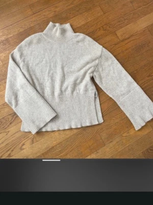 stickad tröja - stickad tröja med slits vid sidan, det är storlek XS men passar även S