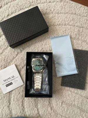 Poedagar Luxury Mens Watch - 🚚📦💨Ultra-Fast shipping!  Brand new Poedagar Watch. green Dial, silver watchband. Adjustable size on the watchband.  Package Included: 1 x POEDAGAR Clock 1 x POEDAGAR Box 1 x Watchband adjust tool 1 x Watch wipe 1 x Manual Instructions 1 x Watch Battery  Enjoy luxury for a cheap price!💫  Additional Information:  Case Thickness: 11mm Band Width: 26mm Band Material Type: Stainless Steel Case Shape: Round Dial Window Material Type: Hardlex Boxes & Cases Material: Paper Dial Diameter