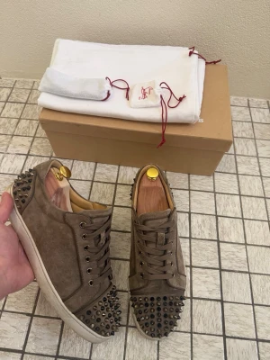 Christian Louboutin bruna - Christian Louboutin skor | färg bruna | skick 8/10, alla nitar kvar | storlek 43 | nypris 10 000kr, mitt pris 4199! | Allt OG tillkommer, skoblock tillkommer ej!  | Hör av er vid frågor eller fler bilder! |