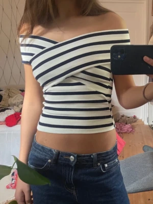 Randig off shoulder topp - Jättefin randig offshoulder topp som är omlott 