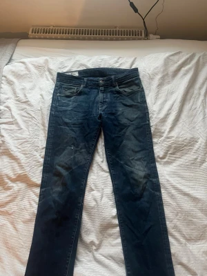 Mörkblåa J.lindberg jeans - Detta är mina J.lindberg jeans, dom har ett pyttelitet hål fram nedanför högra fickan men annars är dom i väldigt bra skick. Storleken ser du på bild 4!
