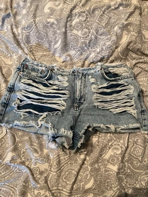 Jeansshorts Stradivarius - Supersnygga jeansshorts från Stradivarius! Tyvärr för små för mig! Det står 42 men skulle säga att de passar någon i storlek 38/40 bättre. 🪩✨💞💕