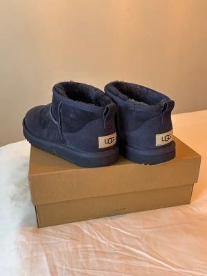 UGG Ultra Mini blå - Säljer mina UGG Ultra Mini i blå färg. 💙 Modellen är slutsåld i butik just nu.  Mycket fint skick, endast använda ett fåtal gånger. Inga större defekter, endast normalt slitage.  Storlek: 36, men passar mig som har 37 då modellen är stor i storleken.  Säljes då de inte används. Skickas snabbt 💙