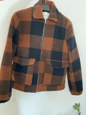 Rutig ulljacka  - Snygg rutig jacka från These glory days