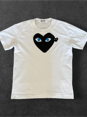 CDG t-shirt - Säljer denna riktigt snygga t-shirt från Come des Garcons. Storlek M passar S, Pris kan diskuteras 😁! 
