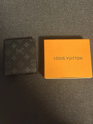 Svart louis plånbok - Helt ny louis plånbok. Låda finns med. 