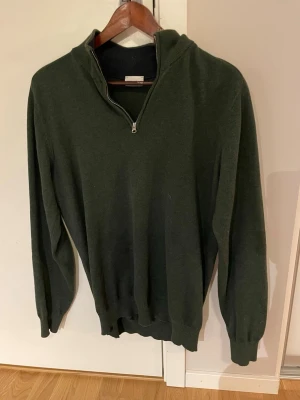 John Henric halv zip - En tröja från John Henric i format av en halv zip. Tröjan är i mycket bra skick och besitter inga defekter. Storlek M.