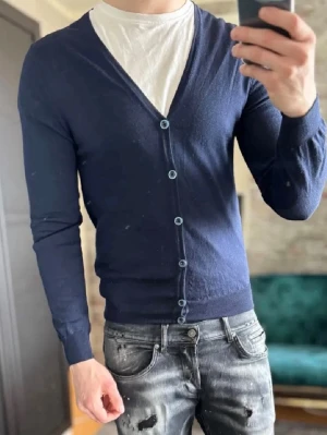 Mörkblå cardigan från Stenströms - Säljer denna nästan helt nya cardiganen från stenströms. Modellen är 185 och vöger 75 och den är lite liten. 100% merinoull. Skriv vid frågor eller likannde!