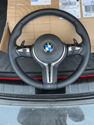 BMW M ratt i läder med multifunktion - Säljer en svart BMW M ratt i läder med multifunktionsknappar, paddlar för växling och silverdetaljer. Ratten har BMW M-emblem och inkluderar airbagkåpa med BMW-logga. Passar till flera  BMW-modeller