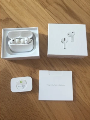 Apple AirPods Pro 3 trådlösa hörlurar - Säljer ett par vita Apple AirPods Pro 3 med laddningsetui. Hörlurarna är trådlösa och har en stilren, kompakt design i plast. Levereras i originalförpackning med tillbehör och manual. Perfekta för musik, samtal och träning.