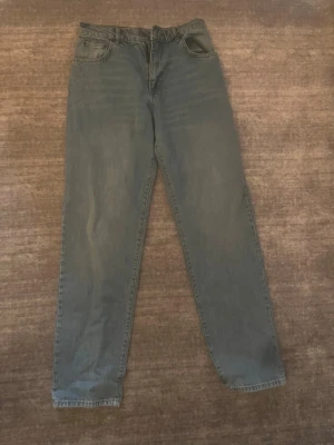 Woodbird jeans - Säljer ett par baggy blå jeans, Jeansen har fem fickor. Streetwear style 