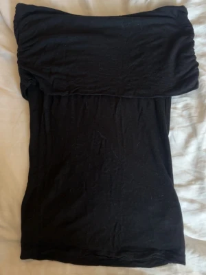 Svart offshoulder topp - En svart, kort offshoulder topp från Nelly 