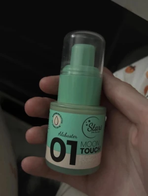 Stars Moon Touch Foundation Alabaster - Foundation från Stars i nyansen Alabaster 01. Kommer i en rund pumpflaska med mintgrön och transparent plast. Innehåller 25 g och är lätt att applicera tack vare pumpen. Perfekt för dig som vill ha en ljus bas med naturlig finish.Använd engast 1 gång